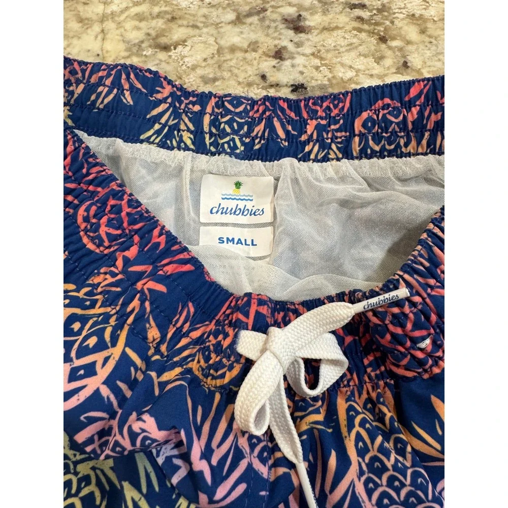 Chubbies Mens Small Swim Trunks Navy Blue Rainbow Pineapple Print 5.5 Inseam